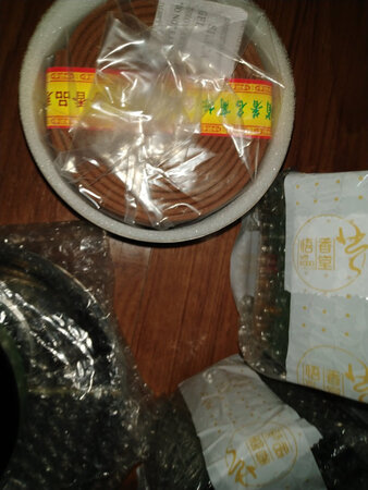 收到的速度还是挺快的，但是这次的没有前一段时间买过的味道浓郁！还有烟冒出！有点呛人！两次买的对比后颜色有点不太一样！看来不是一个批次的货！商家说是没有外包装了，然后用艾草盒装的，有点艾草味儿！燃烧一段时间后才出现药师香味道儿！感觉不太理想！买都买了！包装很严实！