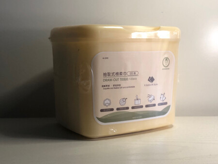 京东自营放心，京东快递很快，小哥辛苦了，送快递到门凑单买的应该不错，现在都不用毛巾擦脸，都用洗脸巾一次一张，很放心，无污染。