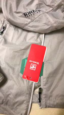 衣服比预期的要好有透气孔穿上一定很舒服 快递小哥有点儿差劲在门外喊了一声我马上出来他已经走了把快递扔在了地上