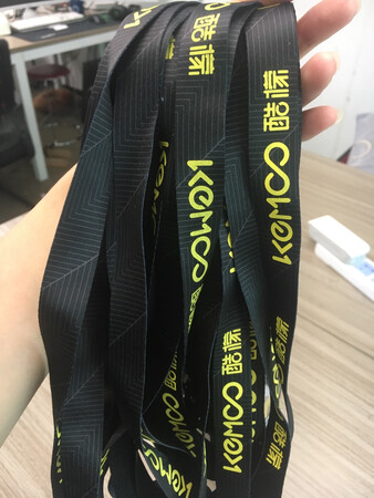 从开始沟通到发货收货，都很高效！我们一共做了23个，伙伴们很满意，一开始担心pvc材质太重，事实告诉我，果然pvc要好一些哈～绳子的做工质量都非常不错，卡扣设计的很巧妙，玩了好几下才玩明白的，卡套都有保护膜很贴心！很棒！
