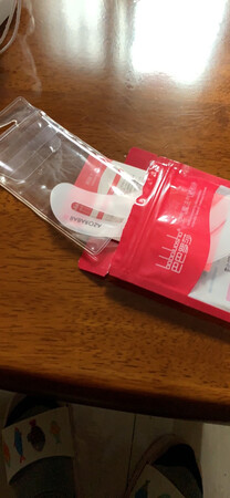 拿到发现是各种各样的眉型，其实我只要自然眉这一个就可以了，总体来说用起来还比较方便，就是描的时候会画出来，希望卖家可以提供一种款式的眉型因为其它的根本用不上就浪费了，不过话说回来能自己画还是不要用这个因为看上去有点硬。