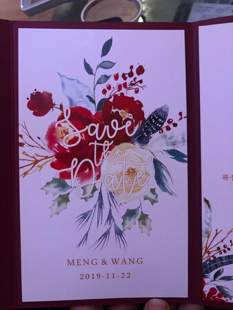 送给亲友，倍有面质感和细节把握的很好，选择糖盒请柬完美的展现我们的爱情，相对比其它类型请柬，本带图表达了我们的爱情，更能让亲爱认可支持我们，工作人员精心制作的样板一眼就看中