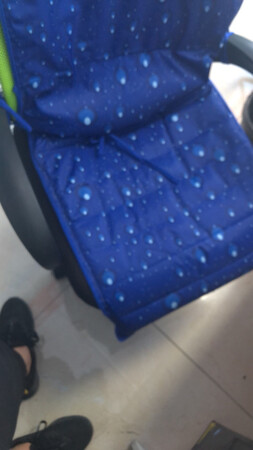 固定效果差，老是打滑，隔水效果差，坐上去裤子就是湿的。