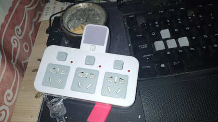 有小夜灯，独立开关，非常方便。