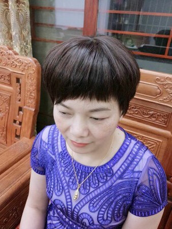 这个假发自然，发质柔软，选的棕色跟我妈妈原本的发色很接近，试戴了下蛮不错的，这家店款式多样，以后还要来买