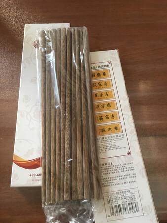 筷子看着不错，用过很多种了，最近比较喜欢用鸡翅木的筷子，用起来有些淡淡的木香味。比竹筷子好点。反正用最多三个月就要换新的了，这种木头的筷子不要水煮消毒，容易开裂。筷子切记一定要定期换，否则很容易生病的啊。