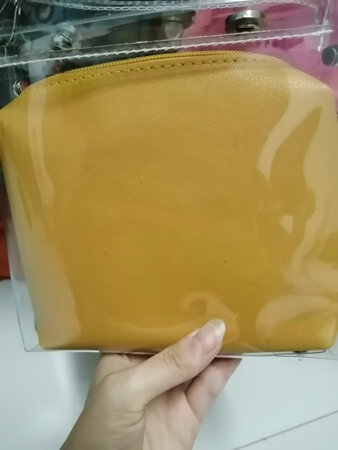 外观颜值：透明包包，加上一个内包，颜色无任何色差，与图片相同。
材质手感：材质手感：内包手感 还不错，外包就是透明的，有一点像硬一点的塑料，具体料子不了解。
容量空间：空间还可以，装手机，口红，一些化妆品还可以的