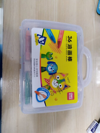 油画棒是给宝宝回学校画画用的，36色足够用了。油画棒画出来的颜色很鲜艳，宝宝很喜欢。