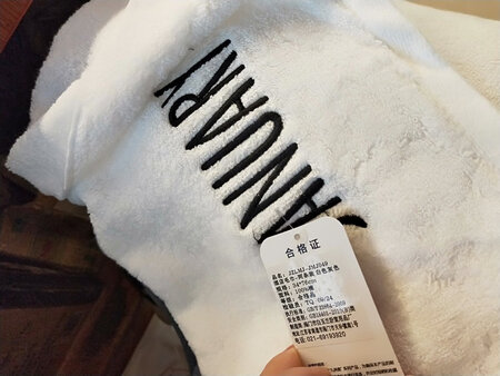 过了双11订的毛巾，不知道价格是贵还是便宜？但是发货很快，昨天订的今天就到。质量还可以，感觉应该是棉的，但是那个白色的不太喜欢可能会很脏。知不知道正品也不知道，反正还没洗过，等到用完之后才知道。能推荐大家。