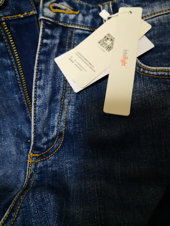 对于衣服的款式，本人不是特别在意，在意的是衣服的质量。比以前买的皮..丹质量好多了，那个穿了两周就撕开缝了。所以这次特意穿了一个多月才来评价。裤子比一般的品牌要厚实些，有弹性，作为京东的自有品牌，值得购买。只是希望最大号可以再分一个号出来，满足不同人群的需要。还会再买的。