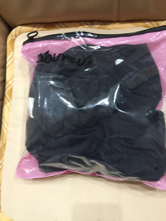 第一次买泳衣，囤着的，需要的时候就能用上了。物流配送非常好！快递小妹潘蓓玲非常好！