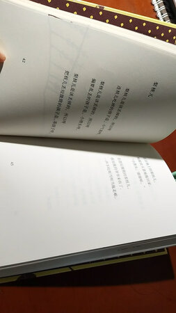 金子美玲的诗歌善用孩子的眼睛感受世界，妈妈的心/很小/只装着我/但是/小小的我/心很大/因为/除了妈妈/还有很多事情/装在我心里！
把孩子自然纯净的内心感受表达出来，刚好译者也是日本的，完全保留了原汁原味。
还配有配乐朗读音频，让孩子全方位感受诗歌的意境熏陶。