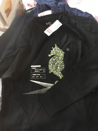 在他家买了3件，才花200多，很值，在外面实体店一件都不止这个价格，真没想到质量这么好，摸着手感特舒服柔软，也没有什么刺鼻的气味，就没有异味，质量没得说，做工也很精细，老公回来就试了一下，码数标准，而且上身效果很好，而且快递也很快，总之值得购买，等段时间来买点厚外套