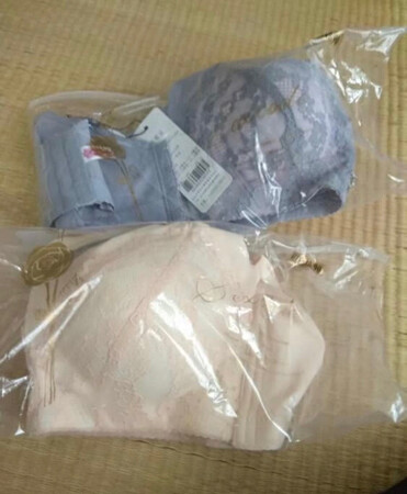 这款内衣属于厚款的，适合小胸的美眉，三件七折挺划算的！