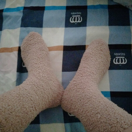袜子质量很好，毛绒绒的穿起来很舒服，也很保暖，冬天在家穿这个一点都不冷，袜口带刺绣图案，非常喜欢