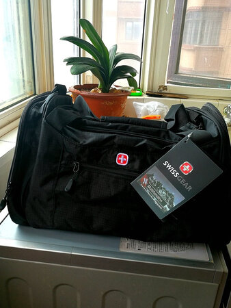 这个旅行袋，大小合适，可以解决鞋子和湿毛巾的存放问题。