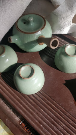 非常漂亮，青瓷加冰裂，艺术品般的享受，手感很舒服。决定再买一套收藏。