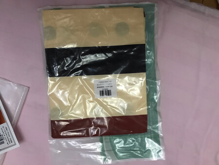 枕套大小适中，做工很好。我是自行买了同一种图案的枕巾、床单和被罩，搭配在一起，效果非常好?。