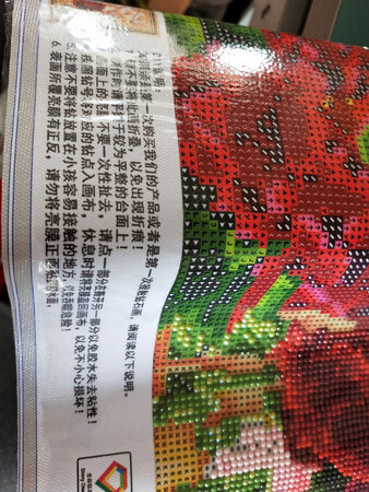 第1次买这种钻石画，是抱着试一试的心情买的，没想到你回到之后非常的惊喜，画布很厚而且柔软，画布上有粘性。用点钻笔沾了钻泥后，很好使用。钻石贴在上面很稳，一般都不会掉。一个星期，粘了大约有1/10的分量。非常期待全部贴完后的效果