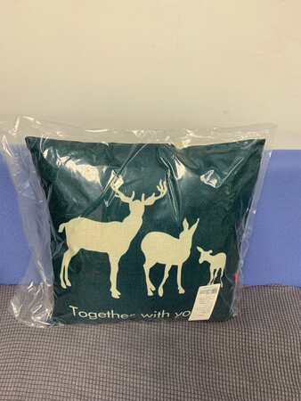 哈哈哈 看着很不错啦 样子是我喜欢的 很配沙发的风格 目前还没有拆 但是看着布料的材质应该还不错 尺寸大小也刚刚好 人靠着很舒服 图案的印制看着也比较细腻 不是那种粗制滥造的印刷工艺 果然还是一分价钱一分货的真理