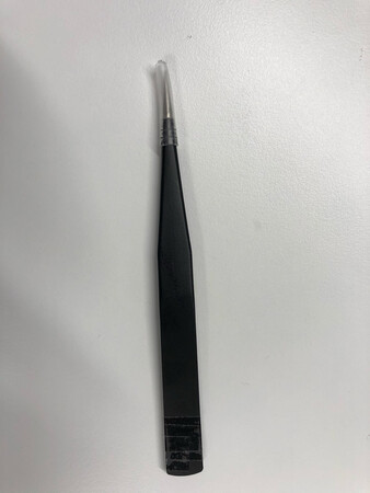 镊子不错，弹性合适，还有个限位的保护头。
照片里的胶带是我自己贴的，用来做标记。