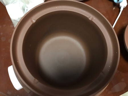 曾经买过小熊家的煮蛋器等，对小熊印象很好，价格相对来说有点小贵，但是质量真心好，颜值又高，所以一直比较支持小熊的产品。早晨电饭锅煮粥，容易溢出来，需要人看着，很浪费时间，还要起早做，很不方便。在网上看了好久，选择了这款，没有令我失望，煮了几次了，可以提前预约，第二天可以喝到香喷喷的大米粥或者小米粥，很糯很好喝，慢慢熬出来的感觉，且不需要看着，盖子设计也很好，不会溢出来，这款能4-6个人喝，比较大，物流也很给力。