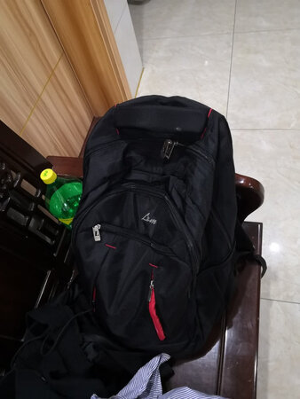 书包里面很大，很宽敞，初中书多，书包很适合初中生，外观也好看，孩子喜欢。
