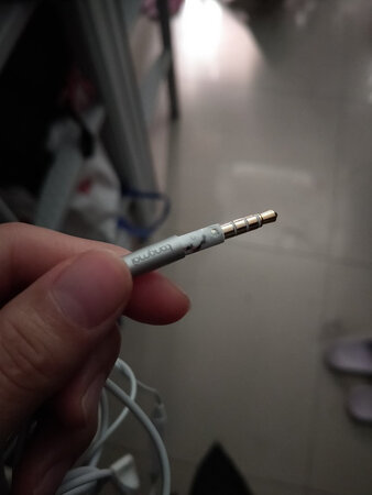 无法超越的差评，大家见图吧
我就把他从手机上取下来，直接脱壳，我一脸懵逼
这是我买后的第二天差
音质音效：将就
舒适度：将就
其他特色：做工差，太失望