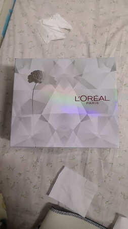 还没用，不过是冲着欧莱雅大品牌来的，套装使用很好，趁双十一搞活动，赠品比平日多一些，所以就囤了一些，护肤品不能随便用，大品牌值得信赖，保湿效果很好，推荐邻居一起买的，送回迅速，次日达，给京东一个大大的赞