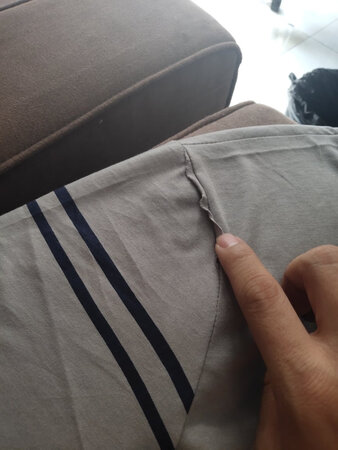 这衣服袖子 我是醉了 这样的质量都能出货 我都搞不懂 这销量是怎么上去的