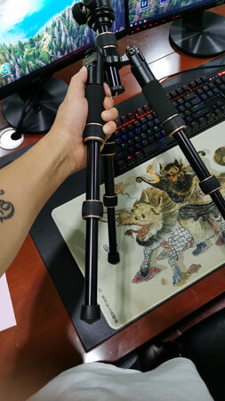玩的就是这么小巧伊人，适合各种桌面拍摄。再也不用拿着那么大的三脚架升起来降下去了。质感好。很稳重。