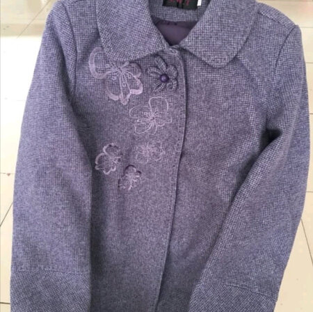衣服收到了  先说说包装  店家很用心  包的很严实  值得赞一个  再说说衣服  这件衣服是给妈妈买的  妈妈总说这个季节没有外套  选了很多  选了这款  因为妈妈不喜欢夸张艳丽的   这款肃静而且大方  妈妈很喜欢  毛呢面料很厚实  适合东北这个季节  穿上很挡风 做工也很好  喜欢喜欢