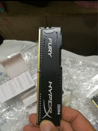 从内存条大涨价的时候一直等到现在才入手，便宜了很多，电脑自带这款内存条，便买了同款/内存条外观完整，没有任何瑕疵，很容易的就把内存条安装到位，开机后一次点亮，系统没有任何故障，之后便用娱乐大师测试了一下，是正品，能识别。
做工材质：看起来超棒很有感觉，贼帅气，性价比什么的个人认为不错，这个仁者见仁智者见智
游戏效果：安装之后确实比之前单条跑起来流畅多了，当然这个跟你电脑其他配置也是有很大关系?，别指望一个内存条电脑就流畅了，总体来说很不错