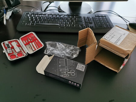 订了两个，发过来一个，告诉店家之后二话不说就又发过来了。防喷溅很好用，赞一个。