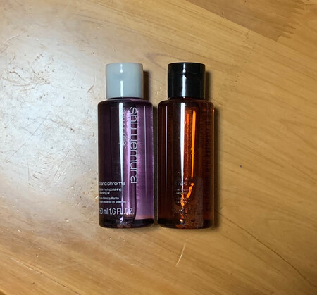先用了琥珀油，很好用啊！卸妆干净，不会冒痘痘，香味也喜欢。50ml的瓶装，出差带也很方便。大瓶装出门不方便，这个带着正好。另外一瓶还没用的，不过应该好用吧，以前只用过绿茶款。说实话，其实感觉不太出来绿茶油和琥珀油有啥区别，反正用着都差不多... 这个价格很划算