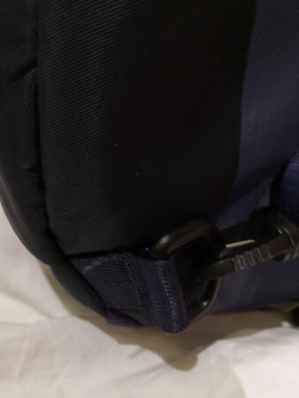 购买之前和卖家沟通了，因为要出门，所以卖家发货速度非常快，态度也好，正好在出门前一天收到，为服务点个赞！但是商品的质量实在不敢恭维，收到时感觉非常好，可是昨天装了三瓶矿泉水，背包带就断了一根，然后改成用手拎着，拎带也断了，三瓶水也就三斤重，再加上手机房卡一点现金，质量太差！！！两星是给店家态度和物流的。