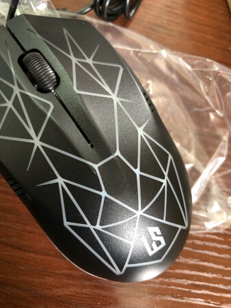 有明显的划痕，好像没摔过。。