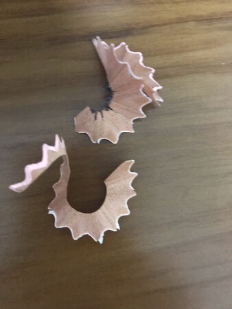 做工质感：这个笔拿起手比较舒服，质感还可以。
颜值包装：颜值非常高，粉粉的，女孩超级喜欢。包装很不错，非常严实，拆了很久才能拿出来。
顺滑程度：笔写起字感觉还是比较顺，写多了以后再评价。
字迹粗细：字迹比较细，孩子说不用太大力气就可以写。
特意够买三角形的笔，据说可以更好练习写字，有助于练习握笔姿势。
跟其他东西一起购买包邮，12支装，品牌笔感觉还是挺划算的。