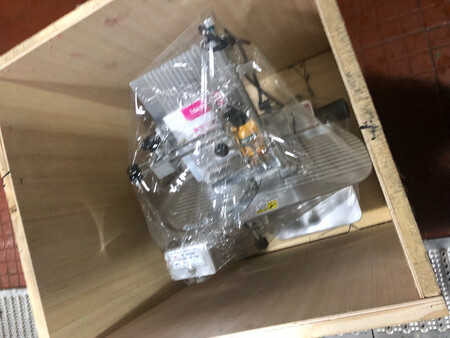 送货的师傅态度很好，帮忙给搬进来，机器装的很牢固，包装完好无损，拿出来试了下跟想象的一样，很好用，果断给五星