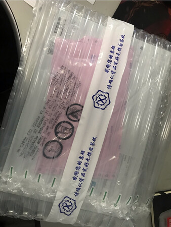 外观材质：手感不错，有质感
屏幕效果：很清晰，大小合适
运行速度：速度也不错，办公足够了
轻薄程度：适合移动办公
双11优惠活动买的，感觉还是不错的，挺喜欢这种多种模式使用的，手写很方便，win10系统。商家发货快，客服也有耐心