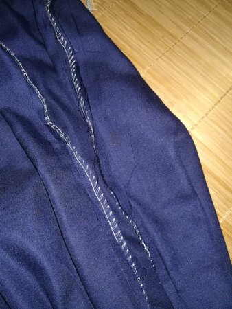 这裤子是一次性裤子,穿了一天裤腿缝开了一条,我縫时看里面布料没锁边,布料边己开始散边了