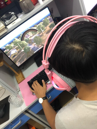 做工质感：好
其他特色：我
舒适度：你
音质音效：好