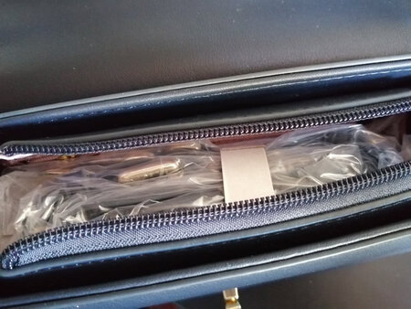 包包挺好看的，实物无色差，红色蓝色都比较深，不会特别艳丽。材质是合成革，挺软的，但是看上去没有图片那么高档，看上去怪怪的，可能是包包材质的问题吧，看起来就像革～～～但是这个价位买到已经很不错了～～亮点是这个小锁头的五金设计了！很漂亮，亮闪闪的！！！