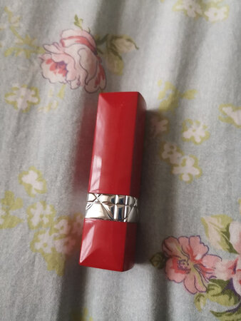 产品质感：质感比较细腻，是好东东，抹上以后不干燥那种，特别好
产品颜色：属于正红色，特别适合我这皮肤黑暗的，显白，如果皮肤白的人抹上应该很显艳丽性感那种
适合肤色：暗黑肤色
持久效果：基本上着色持久