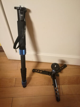 外形外观：蓝色张紧金属环挺炫
操作难易：看说明书就拆卸，组装完成了 
灵敏度：所有张紧环和旋钮行程都很小
提两个建议，不知道厂家看得见不：
1脚管锁?行程太短，虽然方便紧急情况下打开，但是一旦多拧了半圈，润滑油就漏出来了。弄了一手。
2建议脚架包里增加两个小口袋，用于六角扳手，脚钉，转换螺丝，平台等收纳。
最后，京东快递太迅速了?，上午下单，下午到货，北京这几天的快递，你知道的。
