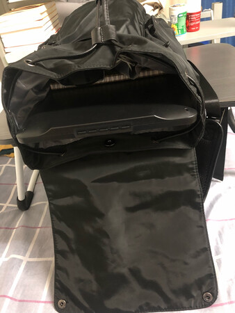 背包很大 使用了一段时间后才来评价的 背包有好多个小口袋 容量很大 里面装了一个15寸的电脑和一个17寸的数位板 还能放下一本书和一个记事本 就是这个料子容易蹭到墙上的白灰 不过很好擦除 总之 不错