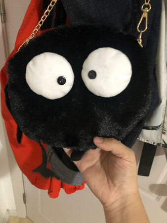 外观颜值：超可爱！哈哈哈！
材质手感：外面摸起来很舒服！
容量空间：我觉得能装挺多的！手机口红餐巾纸都没问题