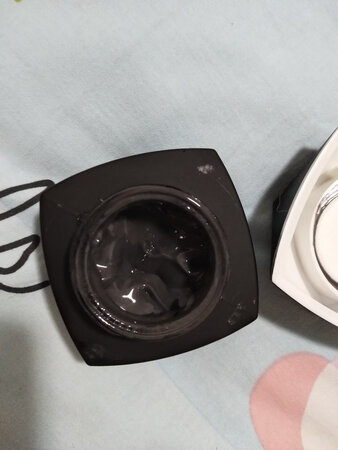 对于这个面膜，我想说：“谁还没有次失败的网购经历呢”以下是原因（我是油皮，T区毛孔堵塞）
1.店家没有送敷面膜的勺子（这也就算了，毕竟我可     以用冰淇淋的木棒）
2.面膜很稀真的很稀
3.敷在脸上没有任何感觉，15到20分钟过去，面膜没有任何变化，依旧那么亮
4.用磁力棒吸后脸上很油，要拿纸擦一遍，在纸上看的更明显，并且除了吸面膜其他的都吸不起来
我还给两星的原因：
1.尽管没什么效果，但吸的时候很好玩
2.用洗面奶洗后脸上湿润
（也不知道为什么他们用的效果很好，反正我用真的没什么效果。哎,,?^?,,）
（下图没有用美化，是原装相机）