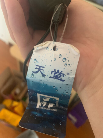 天堂伞的质量非常好，京东快递非常快，在京东购物，十分便捷，因为出差，所以在京东上买了这把伞，第2天就可以到达，在京东购物主要看上的就是京东的，快速的物流。这把伞，晴天也可以用，雨天更可以用，也挺大的，携带也挺方便的