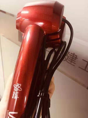 挺好用的 最开始不习惯 顺手之后发现是神器呀 设计特别好的地方就是底座连接线360度可旋转 不会阻碍行动 很小巧 适合家用出差都可以 因为毕竟是卷发棒做出的造型 定型效果不会特别长久 大家可以用定型喷雾简单定型一下